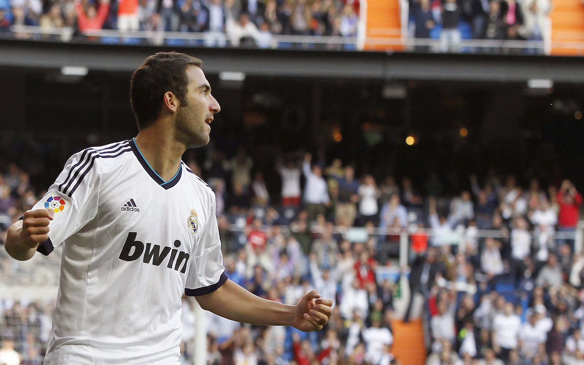 “马科斯·梅特罗的高速突破与巧妙传球，成就阿根廷美洲狮队的战术深度”