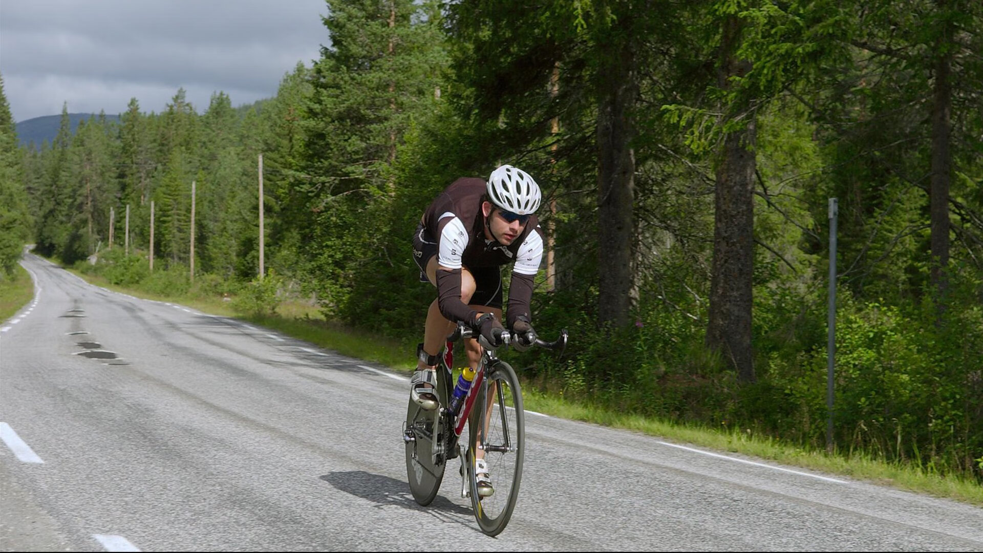 全黑队的配合精妙，攻防转换迅速流畅，全黑队服